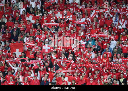 Anhänger der Schweiz jubeln während der EURO 2008 vorläufige runden Gruppe ein Match in St. Jakobs-Arena, Basel, Schweiz, 7. Juni 2008. Foto: Ronald Wittek Dpa + Bitte beachten Sie die UEFA Einschränkungen insbesondere in Bezug auf Dia-Shows und "No Mobile Services" + +++ ### #dpa### +++ Stockfoto