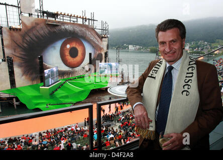 Ministerpräsident des Landes Baden-Württemberg Günther Oettinger ist während das Eröffnungsspiel der Fußball Europäische Meisterschaft Schweiz Vs Tschechien beim Public Viewing in der "ZDF-Arena" in Bregenz, Österreich, 7. Juni 2008 abgebildet. Foto: PATRICK SEEGER Stockfoto