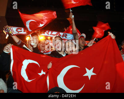 Türkische Fans sehen die Euro 2008 Türkei Vs Portugal am public-Viewing Austragungsort der deutschen TV-Sender ZDF, der Seebühne in Bregenz, Österreich, 7. Juni 2008 entsprechen. Pbhoto: Patrick Seeger Stockfoto