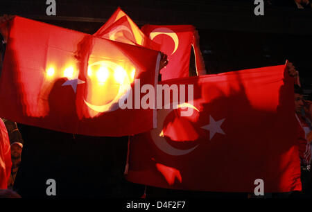 Türkische Fans sehen die Euro 2008 Türkei Vs Portugal am public-Viewing Austragungsort der deutschen TV-Sender ZDF, der Seebühne in Bregenz, Österreich, 7. Juni 2008 entsprechen. Pbhoto: Patrick Seeger Stockfoto