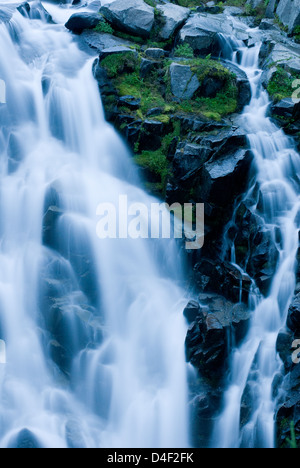 Wasserfall Rauschen über felsigen Hügel Stockfoto