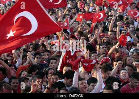 Türkische Fans sehen die Euro 2008 Türkei Vs Portugal an public-Viewing Heiligengeistfeld in Hamburg, Deutschland, 7. Juni 2008 entsprechen. Tausende Fans kamen die Eröffnung Spiele am Heiligengeistfeld zu sehen. Foto: Ulrich Perrey Stockfoto