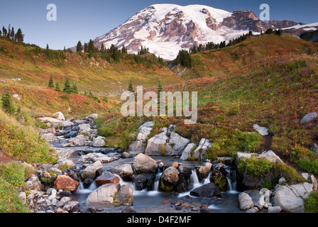 Berg mit Blick auf rocky Creek und Kulturlandschaft Stockfoto