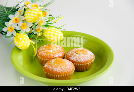 Osterkuchen mit Blumen auf weißem Hintergrund Stockfoto