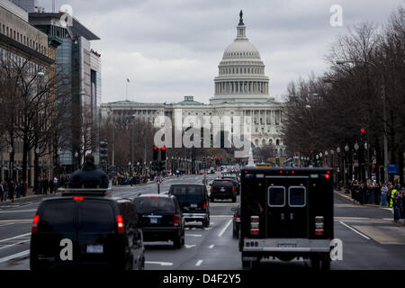 Washington DC, USA. 12. März 2013. US-Präsident Barack Obama Motorcade macht es Weg Pennsylvania Avenue hinunter auf dem Weg zum Capitol Hill 12. März 2013 in Washington, DC. US-Präsident Barack Obama traf sich heute mit dem Senat demokratischen Caucus und macht drei Reisen zum Capitol Hill in dieser Woche mit dem Gesetzgeber zu treffen. . Bildnachweis: Drew Angerer / Pool über CNP/Dpa/Alamy Live News Stockfoto