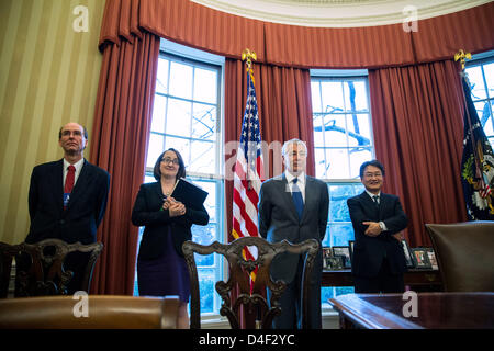 Washington DC, USA. 12. März 2013. Vereinigte Staaten Minister fuer Verteidigung Chuck Hagel (2R) steht im Oval Office, während US-Präsident Barack Obama trifft sich mit Sultan Haji Hassanal Bolkiah von Brunei, im Weißen Haus am 12. März 2013 in Washington, DC. Die beiden diskutiert strategische und wirtschaftliche Fragen im Vorfeld im Oktober Ostasiengipfel und US-ASEAN-Gipfel in Brunei. . Bildnachweis: Drew Angerer / Pool über CNP/Dpa/Alamy Live News Stockfoto