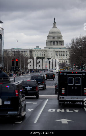 Washington DC, USA. 12. März 2013. US-Präsident Barack Obama Motorcade macht es Weg Pennsylvania Avenue hinunter auf dem Weg zum Capitol Hill 12. März 2013 in Washington, DC. US-Präsident Barack Obama traf sich heute mit dem Senat demokratischen Caucus und macht drei Reisen zum Capitol Hill in dieser Woche mit dem Gesetzgeber zu treffen. . Bildnachweis: Drew Angerer / Pool über CNP/Dpa/Alamy Live News Stockfoto