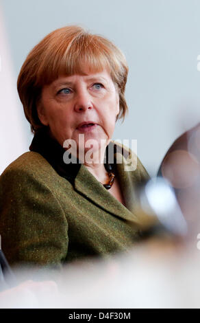 Berlin, Deutschland. 13. März 2013. Bundeskanzlerin Angela Merkel eröffnet die Sitzung der das Bundeskabinett am Kanzleramt in Berlin, Deutschland, 13. März 2013. Foto: KAI NIETFELD/Dpa/Alamy Live News Stockfoto