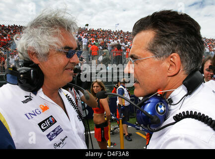 Deutsche Mario Theissen (R); BMW Motorsport Direktor von BMW Sauber spricht mit italienischen Flavio Briatore (L); Teamchef von Renault in der Startaufstellung vor dem Grand Prix von Kanada, Sonntag, 8. Juni 2008 in Montreal, Kanada. Foto: Jens Büttner +++ ### #dpa### +++ Stockfoto