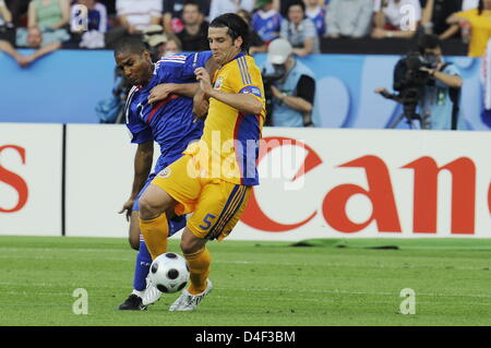 Cristian Chivu (R) von Rumänien wetteifert mit Florent Malouda Frankreichs während der EURO 2008 Runde Vorrundengruppe C Match im Stadion Letzigrund, Zürich, Schweiz, 9. Juni 2008. Foto: Peter Kneffel Dpa + Bitte beachten Sie die UEFA Einschränkungen insbesondere in Bezug auf Dia-Shows und "No Mobile Services" + +++ ### #dpa### +++ Stockfoto