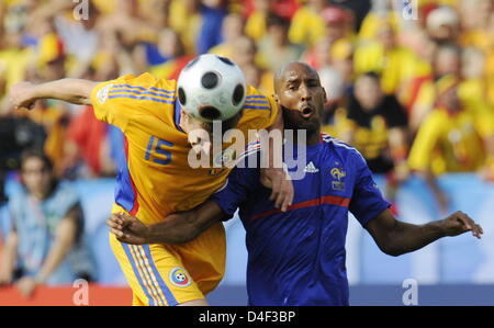 Dorin Goian (L) von Rumänien wetteifert mit Nicolas Anelka von Frankreich während der EURO 2008 Runde Vorrundengruppe C Match im Stadion Letzigrund, Zürich, Schweiz, 9. Juni 2008. Foto: Peter Kneffel Dpa + Bitte beachten Sie die UEFA Einschränkungen insbesondere in Bezug auf Dia-Shows und "No Mobile Services" + +++ ### #dpa### +++ Stockfoto