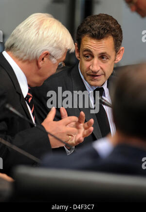 French President Nicolas Sarkozy (R) plaudert mit Bundesaußenminister Frank-Walter Steinmeier während des deutsch-französischen Gipfels in Straubing, Deutschland, 9. Juni 2008. Bundeskanzlerin Merkel und Sarkozy trafen sich zur Vorbereitung der französischen EU-Ratspräsidentschaft, die am 1. Juli 2008 beginnt. Die Außenminister und die Leiter der Ministerien für Verteidigung, Wirtschaft und Umwelt an der Sitzung teilgenommen Stockfoto