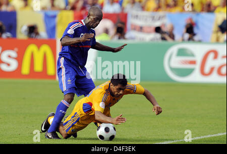 Banel Nicolita (R) von Rumänien wetteifert mit Claude Makelele Frankreichs während der EURO 2008 Runde Vorrundengruppe C Match im Stadion Letzigrund, Zürich, Schweiz, 9. Juni 2008. Foto: Peter Kneffel Dpa + Bitte beachten Sie die UEFA Einschränkungen insbesondere in Bezug auf Dia-Shows und "No Mobile Services" + +++(c) Dpa - Bildfunk +++ Stockfoto