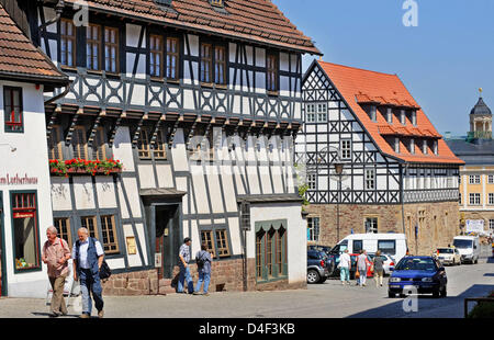 Touristen besuchen die Wartburg bei Eisenach, Deutschland, 9. Juni 2008. Deutscher Reformator Martin Luther übernachtet die Wartburg inkognito als Junker Jörg von Mai 1521 bis März 1522 die Bibel neues Testament aus dem griechischen original ins Deutsche zu übersetzen. Das Lutherhaus ist eines ein Dutzend Museen, Teilnahme an der sogenannten Reformation Dekade 2008-2017 mit Ausstellungen, Konzerten ein Stockfoto