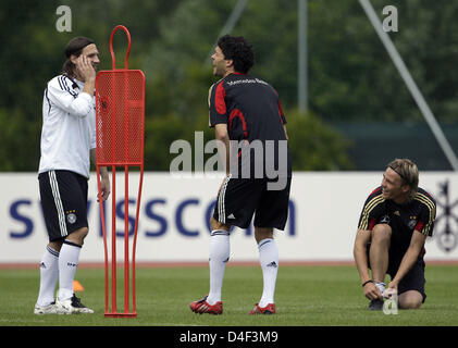 Deutschlands (v.l.) Michael Ballack, Torsten Frings und Clemens Fritz teilen einen Witz während einer Trainingseinheit der deutschen Fußball-Nationalmannschaft in Tenero in der Nähe von Locarno, Schweiz, 10. Juni 2008. Foto: Oliver Berg Dpa +++ ### #dpa### +++ Stockfoto