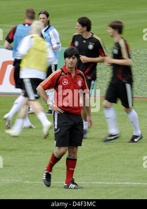 Deutschlands Trainer Joachim Löw sieht seine Spieler beim Training der deutschen Fußball-Nationalmannschaft auf ein Übungsfeld in Tenero in der Nähe von Locarno, Schweiz, 10, Juni 2008. Foto: Peter Kneffel Dpa +++ ### #dpa### +++ Stockfoto