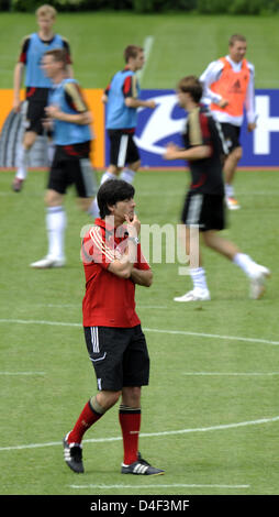 Deutschlands Trainer Joachim Löw sieht seine Spieler beim Training der deutschen Fußball-Nationalmannschaft auf ein Übungsfeld in Tenero in der Nähe von Locarno, Schweiz, 10, Juni 2008. Foto: Peter Kneffel Dpa +++ ### #dpa### +++ Stockfoto