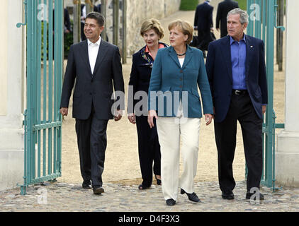 Bundeskanzlerin Angela Merkel (2-R), ihr Ehemann Joachim Sauer (L), uns Präsident George W. Bush (R) und seiner Frau Laura Bush zu Fuß vor dem Gästehaus der Bundesregierung in Meseberg, Deutschland, 10. Juni 2008. Bush ist für einen zweitägigen Besuch nach Deutschland gekommen. Foto: RAINER JENSEN Stockfoto