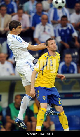 Angelos Charisteas von Griechenland (L) MIAS Mikael Nilsson Schweden während der EURO 2008 Runde Vorrundengruppe D Spiel im Stadion Wals-Siezenheim, Salzburg, Österreich, 10. Juni 2008. Foto: Achim Scheidemann Dpa + Bitte beachten Sie die UEFA Einschränkungen insbesondere in Bezug auf Dia-Shows und "No Mobile Services" + +++(c) Dpa - Bildfunk +++ Stockfoto