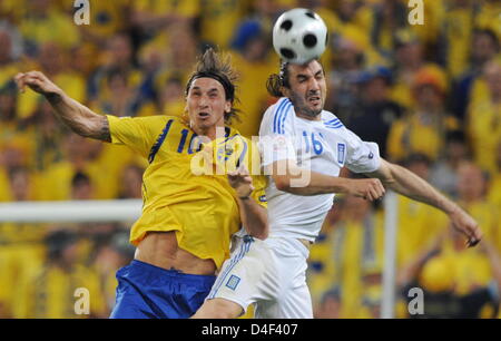 Sotiris Kyrgiakos (R) Griechenlands MIAS Zlatan Ibrahimovic von Schweden während der EURO 2008 Runde Vorrundengruppe D Spiel im Stadion Wals-Siezenheim, Salzburg, Österreich, 10. Juni 2008. Griechischen Vassilis Torosidis blickt auf. Foto: Achim Scheidemann Dpa + Bitte beachten Sie die UEFA Einschränkungen insbesondere in Bezug auf Dia-Shows und "No Mobile Services" + +++(c) Dpa - Bildfunk +++ Stockfoto