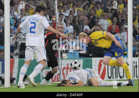 Petter Hansson (R) Schweden punktet 0-2 während der EURO 2008 Runde Vorrundengruppe D Spiel im Stadion Wals-Siezenheim, Salzburg, Österreich, 10. Juni 2008. Foto: Achim Scheidemann Dpa + Bitte beachten Sie die UEFA Einschränkungen insbesondere in Bezug auf Dia-Shows und "No Mobile Services" + +++(c) Dpa - Bildfunk +++ Stockfoto