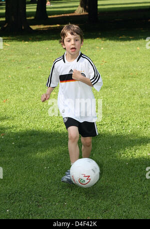 Sieben-jährige Felix Prengel posiert mit einem Fußball in München, 9. Juni 2008. Felix hat gesungen "Fußball, Fußball, was wäre schöner als Fußball" für die UEFA EURO 2008 und wurde von deutschen Musikmanager Thomas M. Stein unterzeichnet. Die Single erscheint am 20. Juni 2008, es hat bereits im Internet veröffentlicht worden. Foto: Ursula Düren Stockfoto