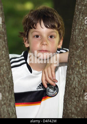 Sieben-jährige Felix Prengel posiert in München, Deutschland, 9. Juni 2008. Felix hat gesungen "Fußball, Fußball, was wäre schöner als Fußball" für die UEFA EURO 2008 und wurde von deutschen Musikmanager Thomas M. Stein unterzeichnet. Die Single erscheint am 20. Juni 2008, es hat bereits im Internet veröffentlicht worden. Foto: Ursula Düren Stockfoto