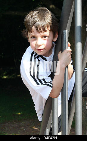 Sieben-jährige Felix Prengel posiert in München, Deutschland, 9. Juni 2008. Felix hat gesungen "Fußball, Fußball, was wäre schöner als Fußball" für die UEFA EURO 2008 und wurde von deutschen Musikmanager Thomas M. Stein unterzeichnet. Die Single erscheint am 20. Juni 2008, es hat bereits im Internet veröffentlicht worden. Foto: Ursula Düren Stockfoto