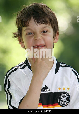 Sieben-jährige Felix Prengel posiert in München, Deutschland, 9. Juni 2008. Felix hat gesungen "Fußball, Fußball, was wäre schöner als Fußball" für die UEFA EURO 2008 und wurde von deutschen Musikmanager Thomas M. Stein unterzeichnet. Die Single erscheint am 20. Juni 2008, es hat bereits im Internet veröffentlicht worden. Foto: Ursula Düren Stockfoto