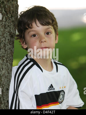 Sieben-jährige Felix Prengel posiert in München, Deutschland, 9. Juni 2008. Felix hat gesungen "Fußball, Fußball, was wäre schöner als Fußball" für die UEFA EURO 2008 und wurde von deutschen Musikmanager Thomas M. Stein unterzeichnet. Die Single erscheint am 20. Juni 2008, es hat bereits im Internet veröffentlicht worden. Foto: Ursula Düren Stockfoto