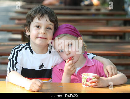 Sieben-jährige Felix Prengel (L) und seine Schwester Florentine stellen in München, 9. Juni 2008. Felix hat gesungen "Fußball, Fußball, was wäre schöner als Fußball" für die UEFA EURO 2008 und wurde von deutschen Musikmanager Thomas M. Stein unterzeichnet. Die Single erscheint am 20. Juni 2008, es hat bereits im Internet veröffentlicht worden. Foto: Ursula Düren Stockfoto