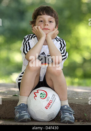 Sieben-jährige Felix Prengel posiert mit einem Fußball in München, 9. Juni 2008. Felix hat gesungen "Fußball, Fußball, was wäre schöner als Fußball" für die UEFA EURO 2008 und wurde von deutschen Musikmanager Thomas M. Stein unterzeichnet. Die Single erscheint am 20. Juni 2008, es hat bereits im Internet veröffentlicht worden. Foto: Ursula Düren Stockfoto