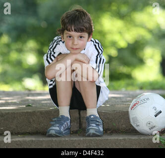 Sieben-jährige Felix Prengel posiert mit einem Fußball in München, 9. Juni 2008. Felix hat gesungen "Fußball, Fußball, was wäre schöner als Fußball" für die UEFA EURO 2008 und wurde von deutschen Musikmanager Thomas M. Stein unterzeichnet. Die Single erscheint am 20. Juni 2008, es hat bereits im Internet veröffentlicht worden. Foto: Ursula Düren Stockfoto