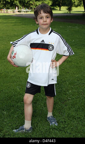 Sieben-jährige Felix Prengel posiert mit einem Fußball in München, 9. Juni 2008. Felix hat gesungen "Fußball, Fußball, was wäre schöner als Fußball" für die UEFA EURO 2008 und wurde von deutschen Musikmanager Thomas M. Stein unterzeichnet. Die Single erscheint am 20. Juni 2008, es hat bereits im Internet veröffentlicht worden. Foto: Ursula Düren Stockfoto