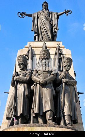 London, England, Vereinigtes Königreich. Wachen die Krim Kriegerdenkmal (von John Bell, 1860) in der Pall Mall, gegenüber Waterloo Place Stockfoto