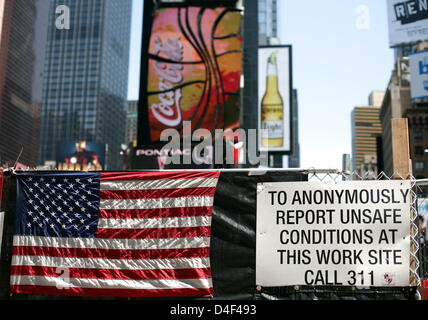 Die US-Flagge "Stars And Stripes" ist ein Zaun am Times Square in Manhattan, New York, USA, 15. Mai 2008 abgebildet. Foto: Kay Nietfeld Stockfoto