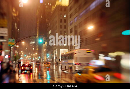 Der 5th Avenue in der Nacht in Manhattan, New York, USA, 17. Mai 2008 abgebildet. Foto: Kay Nietfeld Stockfoto