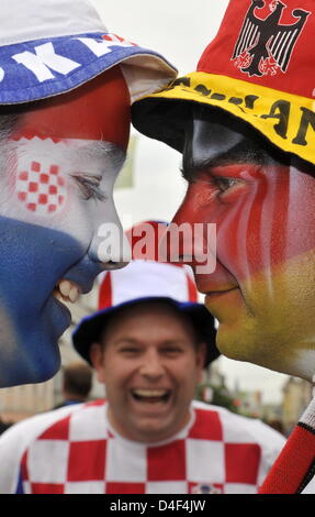 Tino (R) aus Berlin und Kristijan (L) aus Zagreb, Kroatien, jubeln in Straße von Klagenfurt, Österreich, 12. Juni 2008. Die kroatische Fußballnationalmannschaft spielen ihrem zweiten Spiel der Euro 2008 Fußball Meisterschaften auf 12. Juni 2008 gegen Deutschland. Foto: Peter Kneffel Dpa +++ ### #dpa### +++ Stockfoto