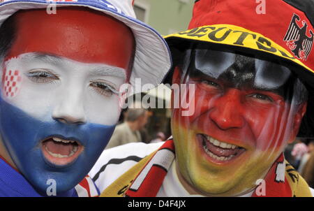 Tino (R) aus Berlin und Kristijan aus Zagreb, Kroatien, jubeln in Straße von Klagenfurt, Österreich, 12. Juni 2008. Die kroatische Fußballnationalmannschaft spielen ihrem zweiten Spiel der Euro 2008 Fußball Meisterschaften auf 12. Juni 2008 gegen Deutschland. Foto: Peter Kneffel Dpa +++ ### #dpa### +++ Stockfoto