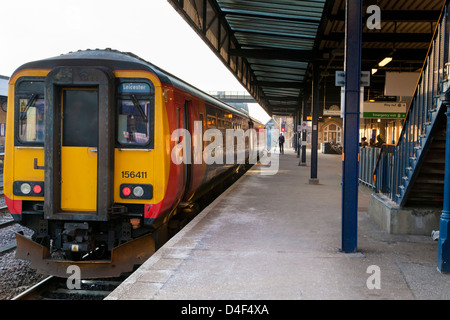 Ein East Midlands Züge Zug warten von der Plattform am Bahnhof Lincoln, Lincoln, England, UK Stockfoto