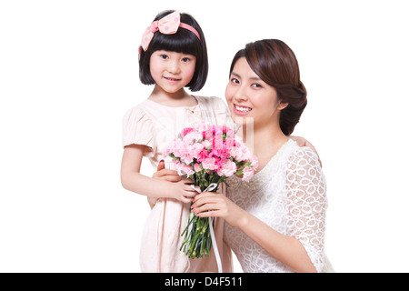 Glückliche Mutter und Tochter mit einem Bouquet von Nelke Stockfoto