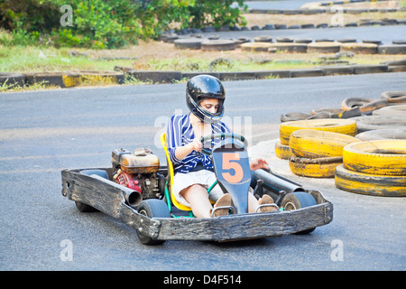 generische greifen auf einer öffentlichen Go-Kart-Strecke in Goa von Frau Fahrer kommen zum Stillstand eine U-Kurve die Sicherheitsbarrieren beschossen. Stockfoto