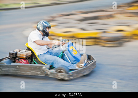 Horizontale generische greifen auf eine öffentliche Go-Kart in Goa während eines Rennens verfolgen, wie Fahrer Nummer 3 vorbei vergrößert Stockfoto