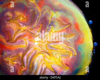 Kosmische Multi Color Öl und Wasser arbeiten Stockfoto