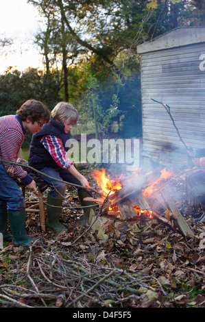 Jungen bauen Lagerfeuer im freien Stockfoto