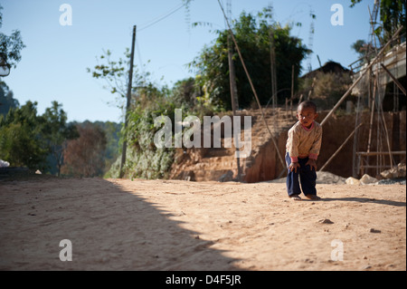 Chiang Mai, Thailand, ein Junge von Palaung Dorf auf der Straße Stockfoto