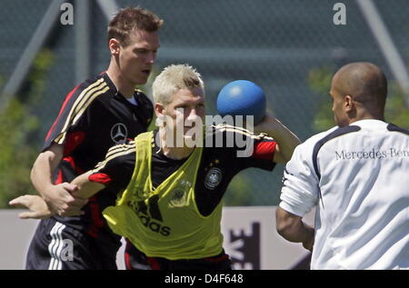 Tim Borowski, Bastian Schweinsteiger und David Odonkor (v.l.) Deutschlands spielen Handball während einer Trainingseinheit der deutschen Fußball-Nationalmannschaft in Tenero in der Nähe von Locarno, Schweiz, 13. Juni 2008. Foto: Oliver Berg Dpa +++ ### #dpa### +++ Stockfoto