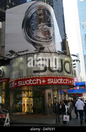 Eine Filiale für Uhren von "Swatch" ist am Times Square in Manhattan, New York, USA, 25. Februar 2008 abgebildet. Foto: Alexandra Schuler Stockfoto