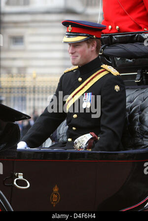 Prinz Harry ist abgebildet, bei der 2008 Trooping der Farbe-Parade in London, Vereinigtes Königreich, 14. Juni 2008. Der Umzug erfolgt traditionell durch Regimenter des Commonwealth und der britischen Armee zum Geburtstag der Queen zu feiern. Foto: Albert Nieboer (Niederlande) Stockfoto