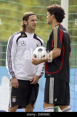 Deutschlands Kapitän Michael Ballack (r) spricht mit Mittelfeldspieler Torsten Frings während einer Trainingseinheit der deutschen Fußball-Nationalmannschaft in Tenero in der Nähe von Locarno, Schweiz, 14. Juni 2008. Foto: Oliver Berg Dpa +++ ### #dpa### +++ Stockfoto